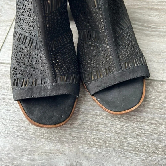 Vince Camuto Keannie Leather Open toe Stacked Block Heel Sandal - Picture 4 of 13